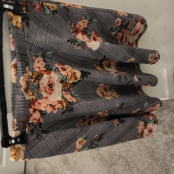 Skirt - Picture 2 of 3